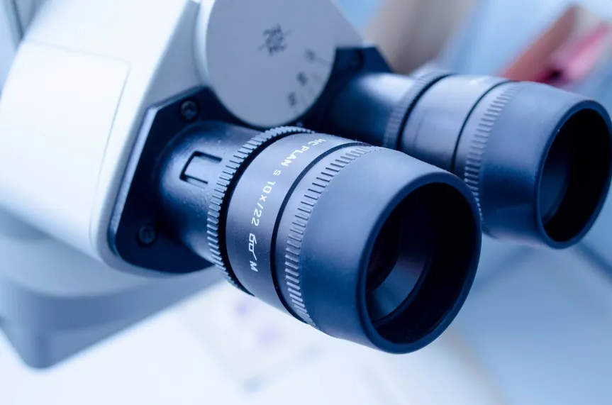 Microscopio óptico de laboratorio criminalístico